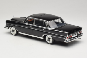 Mercedes 300 SE Melns ar Figūriņām Revell 1:18 9050 Metāls — attēls 8 no 9