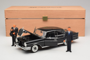 Mercedes 300 SE Melns ar Figūriņām Revell 1:18 9050 Metāls — attēls 9 no 9
