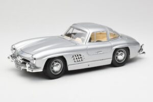 Mercedes 300 SL Sudrabs Bburago 1:18 3013 Metāls