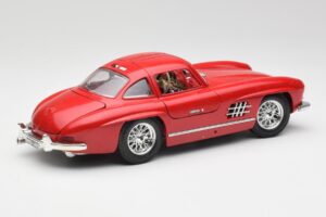 Mercedes 300 SL W198 Red Metallic Bburago 1:18 3013-M1 Metāls — attēls 3 no 8