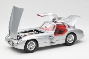 Mercedes 300 SLR Uhlenhaut Coupe Sudrabs Maisto 1:18 536898 Metāls — attēls 2 no 8