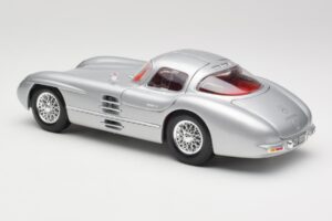 Mercedes 300 SLR Uhlenhaut Coupe Sudrabs Maisto 1:18 36898 Metāls — attēls 7 no 8