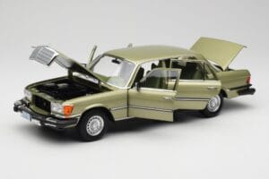 Mercedes 450 SEL W116 J.R. Ewing Dallas Sudrabzaļš Norev 1:18 183975 Metāls — attēls 3 no 8