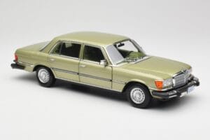 Mercedes 450 SEL W116 J.R. Ewing Dallas Sudrabzaļš Norev 1:18 183975 Metāls — attēls 4 no 8