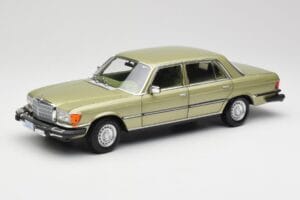 Mercedes 450 SEL W116 J.R. Ewing Dallas Sudrabzaļš Norev 1:18 183975 Metāls