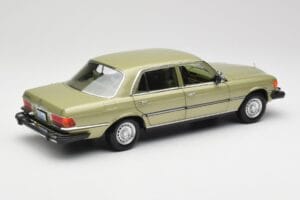 Mercedes 450 SEL W116 J.R. Ewing Dallas Sudrabzaļš Norev 1:18 183975 Metāls — attēls 5 no 8