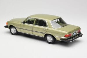 Mercedes 450 SEL W116 J.R. Ewing Dallas Sudrabzaļš Norev 1:18 183975 Metāls — attēls 6 no 8