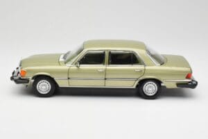 Mercedes 450 SEL W116 J.R. Ewing Dallas Sudrabzaļš Norev 1:18 183975 Metāls — attēls 7 no 8