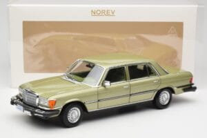 Mercedes 450 SEL W116 J.R. Ewing Dallas Sudrabzaļš Norev 1:18 183975 Metāls — attēls 8 no 8