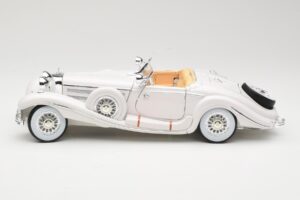 Mercedes 500K Special Roadster Balts Premiere Edition Maisto 1:18 536055 Metāls — attēls 4 no 8