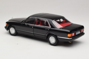 Mercedes 560 SEL W126 Melns Ar Sarkanu Salonu Norev 1:18 183788 Metāls — attēls 4 no 8