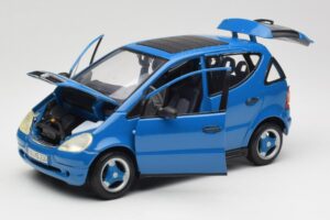 Mercedes A-Class W168 Gaiši Zils Maisto 1:18 37800-M5 Metāls — attēls 2 no 8