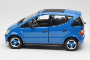 Mercedes A-Class W168 Gaiši Zils Maisto 1:18 37800-M5 Metāls — attēls 4 no 8