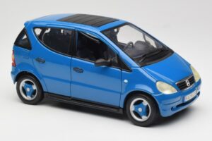 Mercedes A-Class W168 Gaiši Zils Maisto 1:18 37800-M5 Metāls — attēls 6 no 8