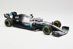 Mercedes AMG Petronas W10 #44 L. Hamilton F1 World Champion 2019 Minichamps 1:18 110190044 Metāls — attēls 4 no 6