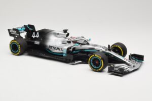 Mercedes AMG Petronas W10 #44 L. Hamilton F1 World Champion Dealer Edition 2019 Minichamps 1:18 B66960567 Metāls — attēls 4 no 7