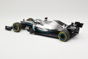 Mercedes AMG Petronas W10 #44 L. Hamilton F1 World Champion Dealer Edition 2019 Minichamps 1:18 B66960567 Metāls — attēls 5 no 7