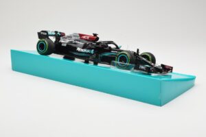 Mercedes AMG Petronas W12 E Performance #44 L. Hamilton Russian GP 2021 Minichamps 1:18 113211544 Metāls — attēls 4 no 6