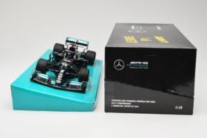 Mercedes AMG Petronas W12 E Performance #44 L. Hamilton Russian GP 2021 Minichamps 1:18 113211544 Metāls — attēls 6 no 6