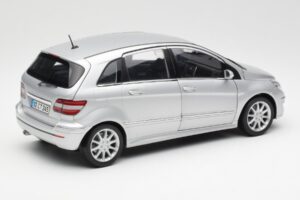 Mercedes B-Class W245 Sudrabs Kyosho 1:18 B66962326 Metāls — attēls 3 no 8