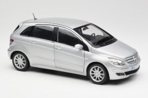 Mercedes B-Class W245 Sudrabs Kyosho 1:18 B66962326 Metāls — attēls 6 no 8