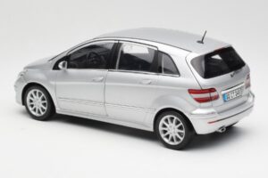 Mercedes B-Class W245 Sudrabs Kyosho 1:18 B66962326 Metāls — attēls 7 no 8