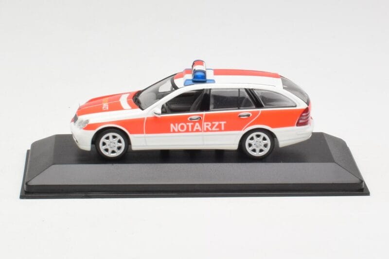 Mercedes C-Class S203 Notarzt Minichamps 1:43 Mercedes C-Class S203 Notarzt Minichamps 1:43 430030190 Metāls