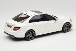 Mercedes C63 AMG W204 Diamond White GT Spirit 1:18 GT928 Sveķi — attēls 2 no 6