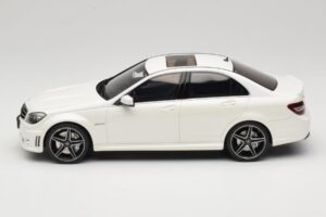 Mercedes C63 AMG W204 Diamond White GT Spirit 1:18 GT928 Sveķi — attēls 3 no 6