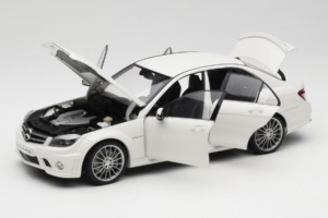 Mercedes AMG C63 W204 Balts AUTOart 1:18 72674-R1 Metāls — attēls 2 no 8