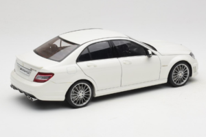 Mercedes AMG C63 W204 Balts AUTOart 1:18 72674-R1 Metāls — attēls 3 no 8