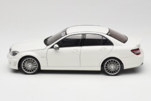 Mercedes AMG C63 W204 Balts AUTOart 1:18 72674-R1 Metāls — attēls 4 no 8
