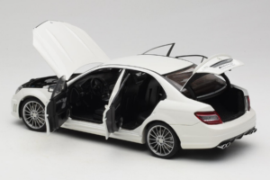 Mercedes AMG C63 W204 Balts AUTOart 1:18 72674-R1 Metāls — attēls 5 no 8