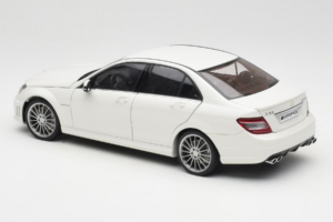 Mercedes AMG C63 W204 Balts AUTOart 1:18 72674-R1 Metāls — attēls 7 no 8