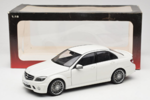 Mercedes AMG C63 W204 Balts AUTOart 1:18 72674-R1 Metāls — attēls 8 no 8
