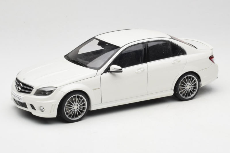 Mercedes AMG C63 W204 Balts AUTOart 1:18 72674-R1 Metāls