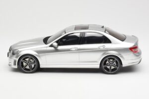 Mercedes C63 AMG W204 Sudrabains GT Spirit 1:18 GT462 Sveķi — attēls 3 no 6