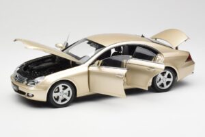 Mercedes CLS C219 Gaiši Bēša Zelta Kyosho 1:18 08401LBE Metāls — attēls 2 no 8