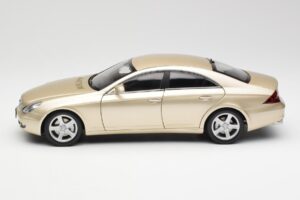 Mercedes CLS C219 Gaiši Bēša Zelta Kyosho 1:18 08401LBE Metāls — attēls 4 no 8