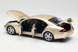 Mercedes CLS C219 Gaiši Bēša Zelta Kyosho 1:18 08401LBE Metāls — attēls 5 no 8
