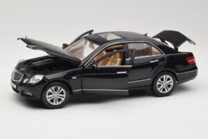 Mercedes E-Class W211 Melns Maisto 1:18 31172 Metāls — attēls 2 no 8