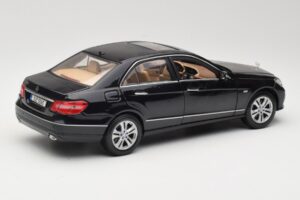 Mercedes E-Class W211 Melns Maisto 1:18 31172 Metāls — attēls 3 no 8