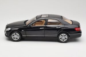 Mercedes E-Class W211 Melns Maisto 1:18 31172 Metāls — attēls 4 no 8