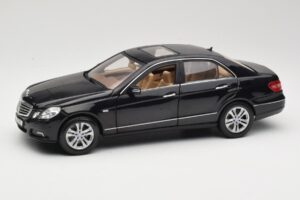 Mercedes E-Class W211 Melns Maisto 1:18 31172 Metāls
