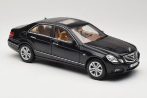 Mercedes E-Class W211 Melns Maisto 1:18 31172 Metāls — attēls 6 no 8