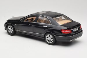 Mercedes E-Class W211 Melns Maisto 1:18 31172 Metāls — attēls 7 no 8
