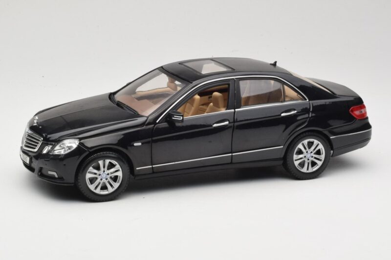 Mercedes E-Class W211 Melns Maisto 1:18 31172 Metāls