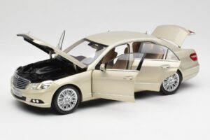 Mercedes E-Class W212 Elegance Pearl Bēšs Metaliks Minichamps 1:18 B66960215 Metāls — attēls 2 no 8