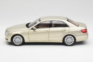 Mercedes E-Class W212 Elegance Pearl Bēšs Metaliks Minichamps 1:18 B66960215 Metāls — attēls 4 no 8