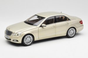 Mercedes E-Class W212 Elegance Pearl Bēšs Metaliks Minichamps 1:18 B66960215 Metāls